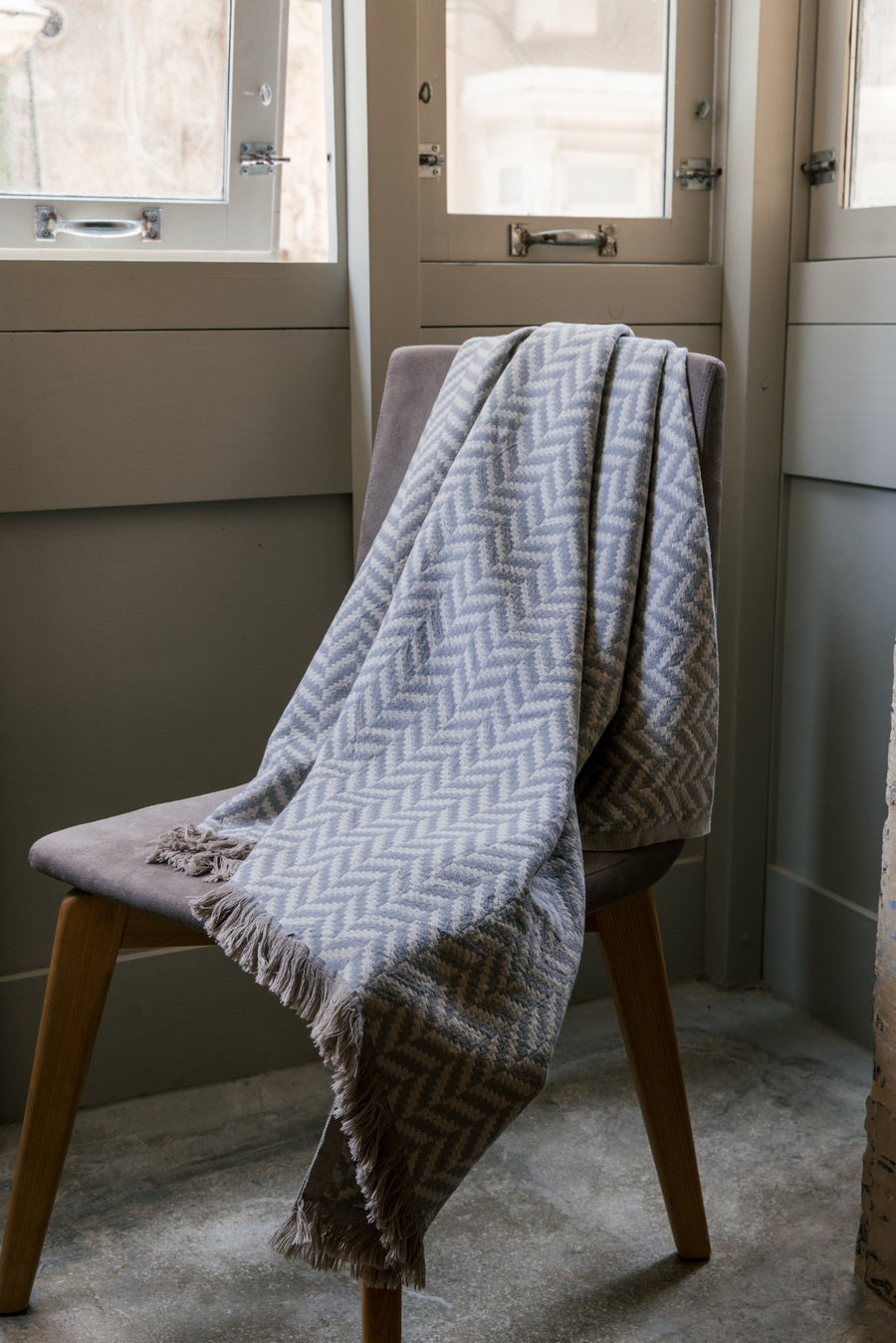 Luxury Turkish cotton throw in light grey, paired with artisan salted caramel popcorn and a Dyori signature gift bag — an elegant festive gift set for cozy winter comfort