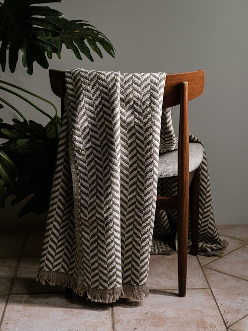 Luxury Turkish cotton throw in army green, paired with artisan salted caramel popcorn and a Dyori signature gift bag — an elegant festive gift set for cozy winter comfort