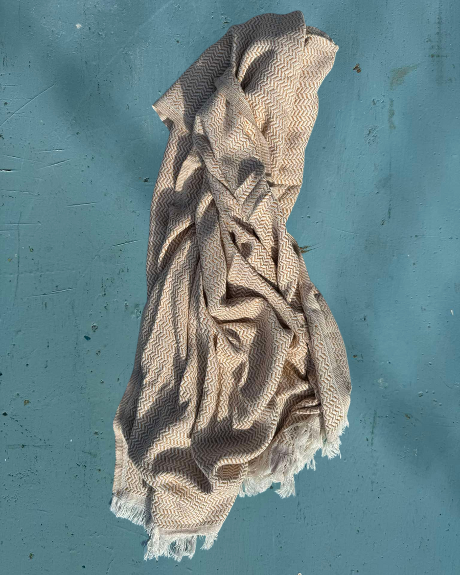 Dyori Rosewood Mist Shawl – A luxurious Turkish bamboo and cotton blend shawl in a soft rose and cream herringbone weave with elegant fringed edges, perfect for gifting or adding warmth and style to any winter outfit.