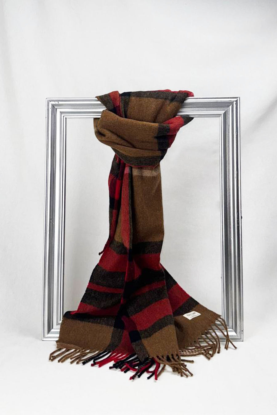 Sophisticated brown and burgundy check merino wool scarf with soft tassels. Ideal as a unisex gift, combining comfort, quality, and classic design.