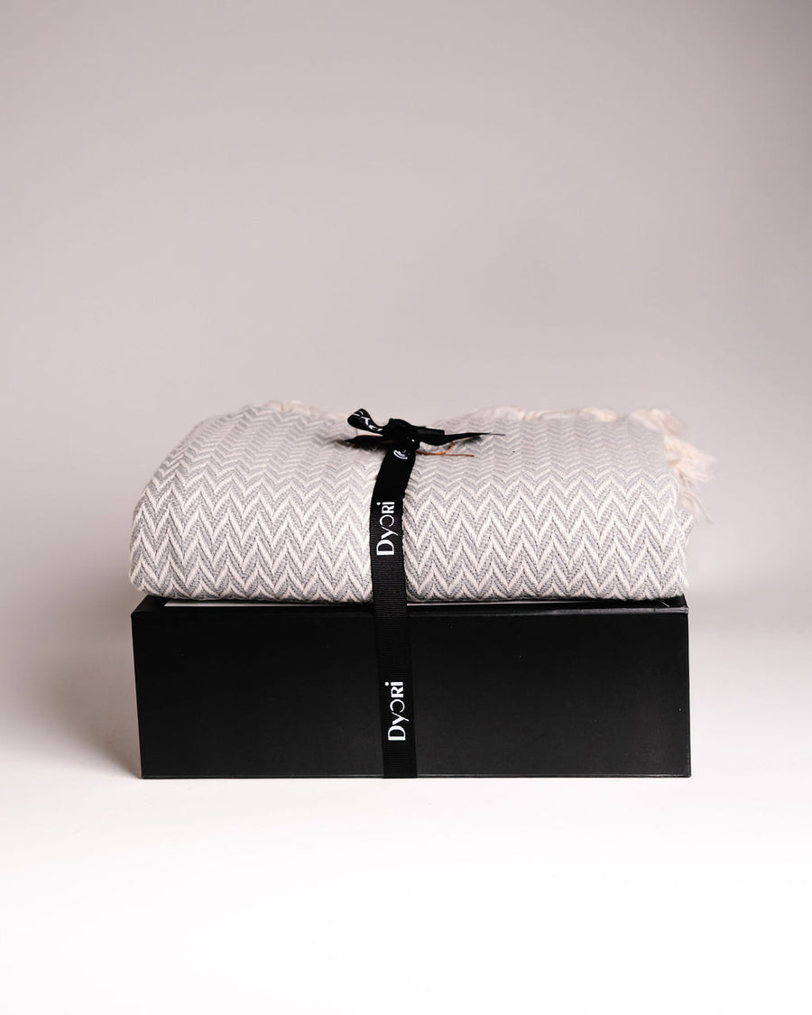 Deluxe Christmas Gift Hamper Malta – Premium Wines, Cotton Throw, Olive Wood Wine Holder, Gourmet Treats & Festive Candle