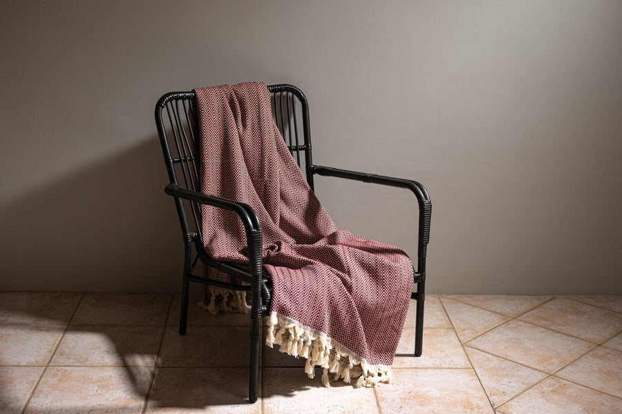 Eco-friendly cotton throw gift hamper by Dyori, ideal for men’s and women’s gifts, locally delivered across Malta in premium packaging.