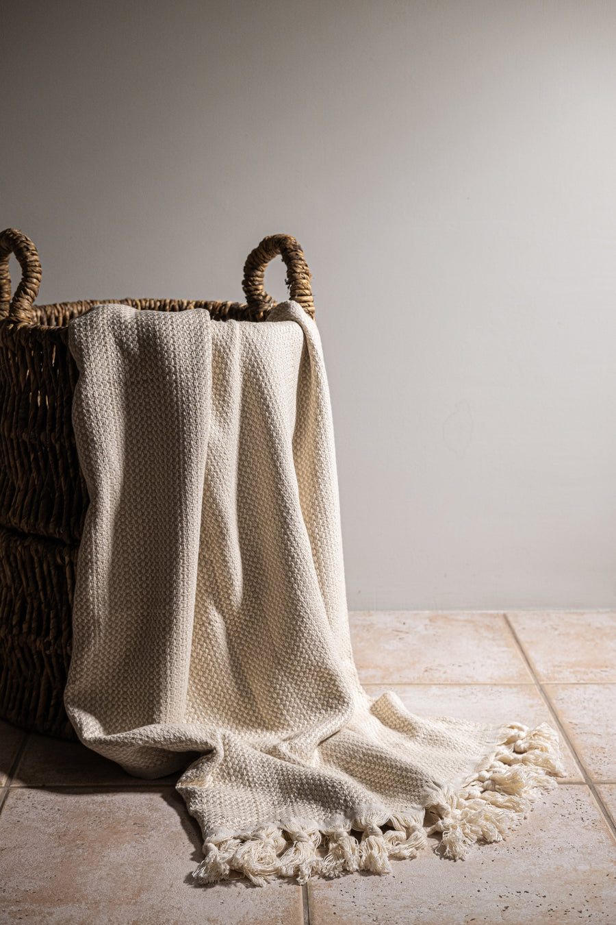 Luxury Turkish cotton blanket gift set featuring a soft woven throw, artisan salted caramel popcorn, and a Dyori signature gift bag — perfect for festive gifting, cozy home décor, and special occasions.